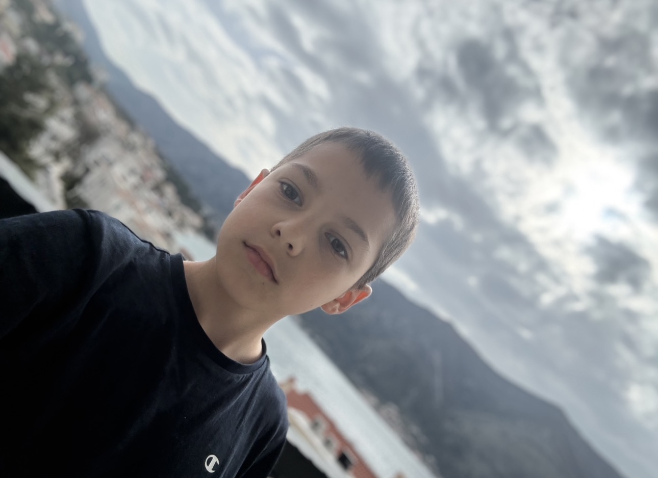 Filip ispred planina i mora